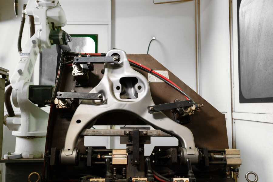 一貫した高品質を実現するロボット化サスペンション部品製造