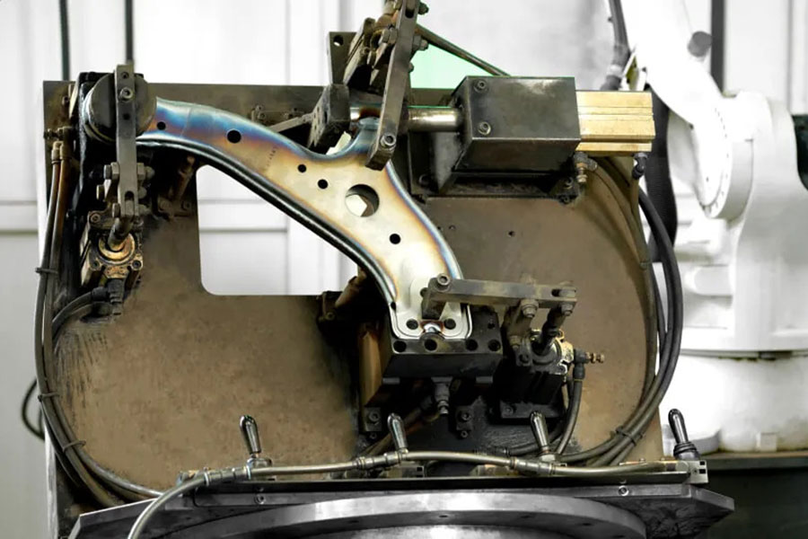 自社金型設計によるサスペンション部品 | SH Auto Parts